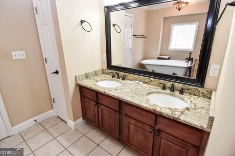 Bath - 215 Trails End, Williamson, GA 30292 photo 5 of 11