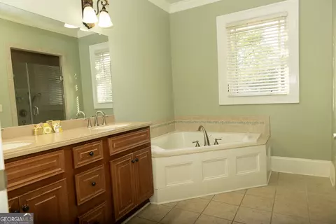 Bath - 102 Arbor Ct, Dublin, GA 31021 photo 3 of 8