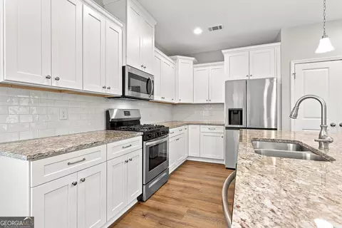 Kitchen - 509 Lago Ct, Lagrange, GA 30241 photo 4 of 5