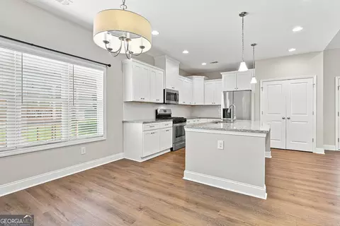 Kitchen - 509 Lago Ct, Lagrange, GA 30241 photo 2 of 5