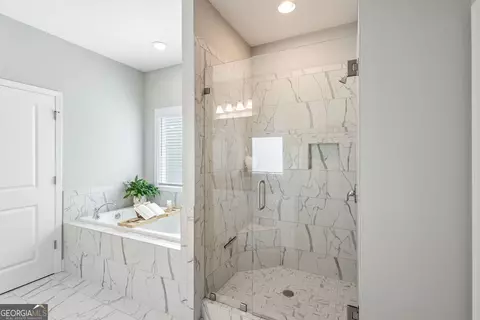 Bath - 509 Lago Ct, Lagrange, GA 30241 photo 2 of 5