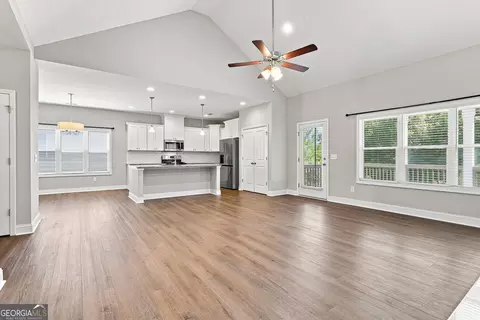 Living - 509 Lago Ct, Lagrange, GA 30241 photo 3 of 5