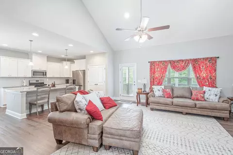 Entry Way - 509 Lago Ct, Lagrange, GA 30241 photo 1 of 4