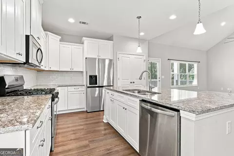 Kitchen - 509 Lago Ct, Lagrange, GA 30241 photo 3 of 5