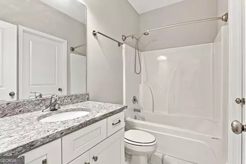 Bath - 509 Lago Ct, Lagrange, GA 30241 photo 2 of 3