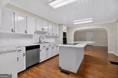 Kitchen - 121 N Chilton Cres, Lagrange, GA 30240 photo 5 of 6