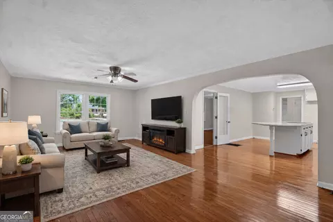 Living - 121 N Chilton Cres, Lagrange, GA 30240 photo 2 of 10