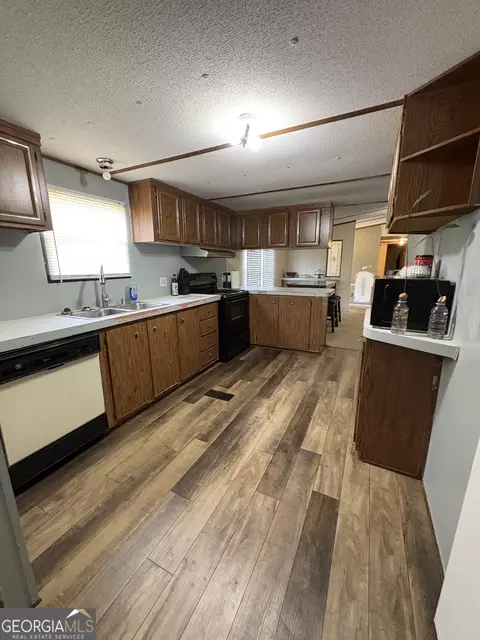 Kitchen - 1050 Darrell Thompson Rd, Lyons, GA 30436 photo 2 of 2