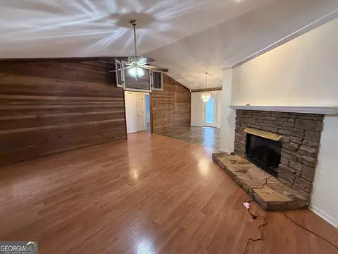 Living - 308 Deer Run, Williamson, GA 30292 photo 2 of 6