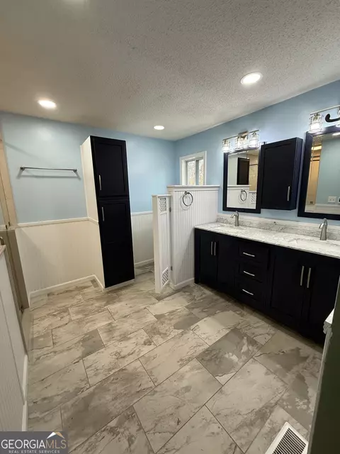 Bath - 308 Deer Run, Williamson, GA 30292 photo 1 of 5