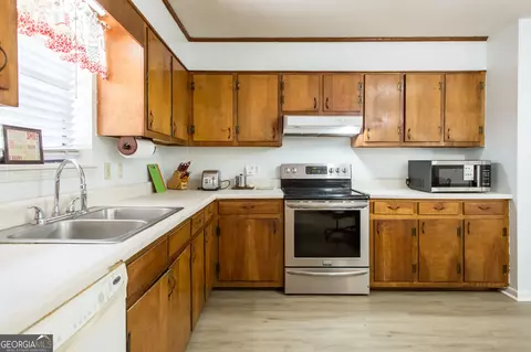 Kitchen - 3113 Ware St, Blackshear, GA 31516 photo 1 of 2