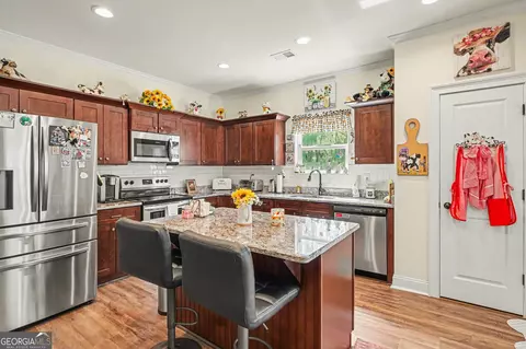 Kitchen - 239 Dixon Cir, Williamson, GA 30292 photo 2 of 2