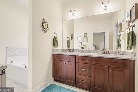 Bath - 239 Dixon Cir, Williamson, GA 30292 photo 2 of 4