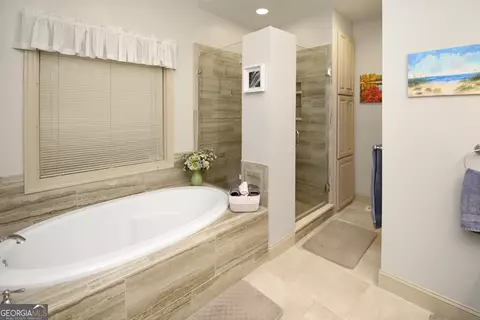 Bath - 103 Canterbury Ct, Lagrange, GA 30240 photo 4 of 5