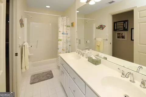 Bath - 103 Canterbury Ct, Lagrange, GA 30240 photo 2 of 5