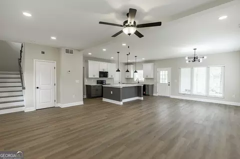 Living - 134 Boulder Dr, Toccoa, GA 30577 photo 4 of 9