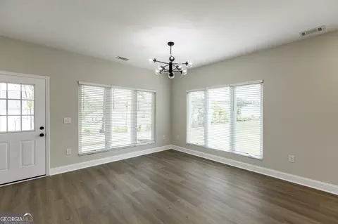 Living - 137 Boulder Dr, Toccoa, GA 30577 photo 6 of 9