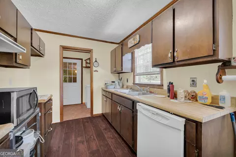 Kitchen - 1894 Athens Rd, Carnesville, GA 30521 photo 2 of 2