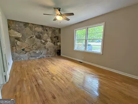 Living - 347 Laurel Ln, Lagrange, GA 30240 photo 3 of 4