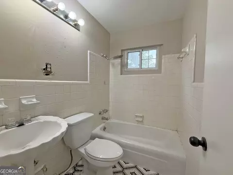 Bath - 347 Laurel Ln, Lagrange, GA 30240 photo 1 of 2