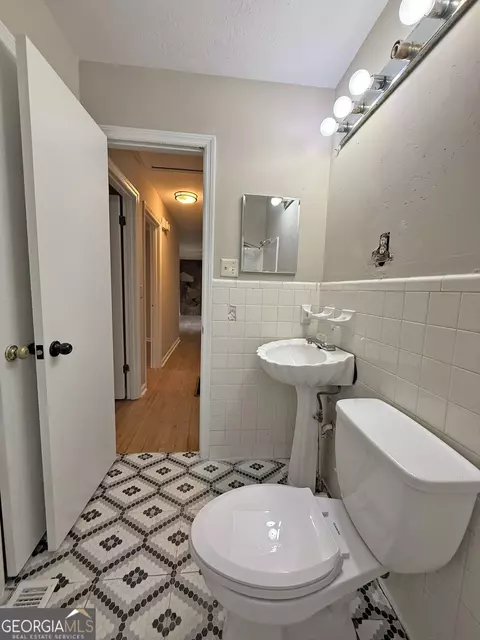 Bath - 347 Laurel Ln, Lagrange, GA 30240 photo 2 of 2