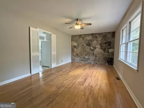 Living - 347 Laurel Ln, Lagrange, GA 30240 photo 2 of 4