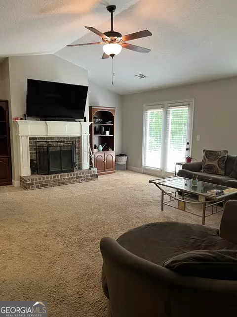 Living - 150 Paul Smith Rd, Hull, GA 30646 photo 1 of 3