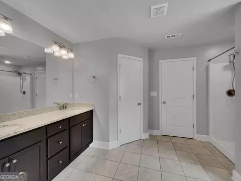 Bath - 1672 Carriage Ct, Monroe, GA 30656 photo 4 of 5