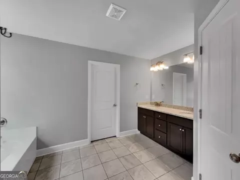 Bath - 1672 Carriage Ct, Monroe, GA 30656 photo 2 of 5