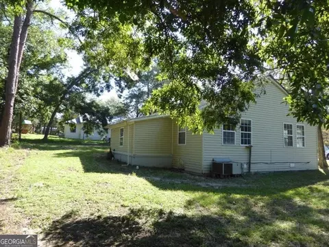 109 E Clifton Ave, Lyons, GA 30436 photo 3