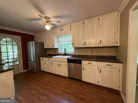 Kitchen - 227 W Lakeview Dr, Lagrange, GA 30240 photo 2 of 3