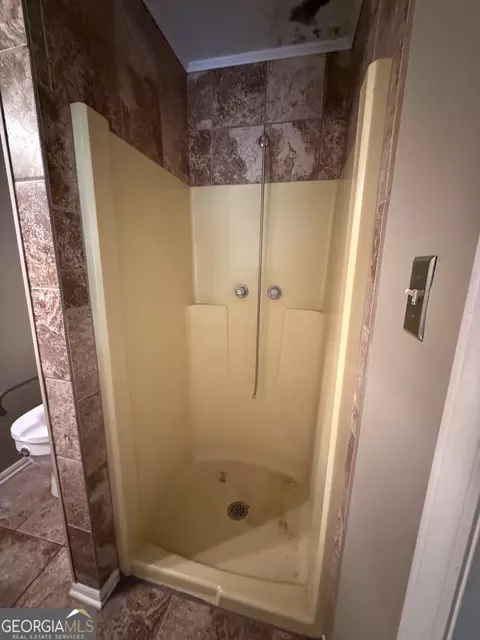Bath - 227 W Lakeview Dr, Lagrange, GA 30240 photo 3 of 6