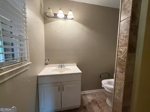 Bath - 227 W Lakeview Dr, Lagrange, GA 30240 photo 2 of 6