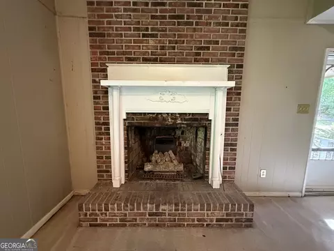 Living - 227 W Lakeview Dr, Lagrange, GA 30240 photo 6 of 9