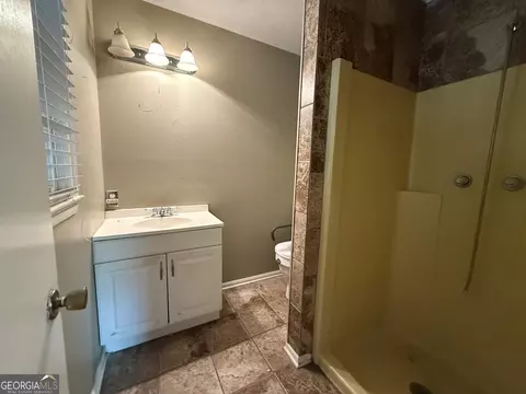 Bath - 227 W Lakeview Dr, Lagrange, GA 30240 photo 1 of 6