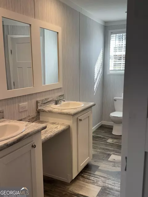 Bath - 1078 Garner Rd, Cornelia, GA 30531 photo 1 of 2