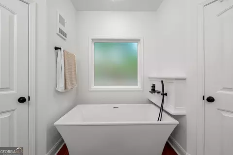 Bath - 143 Taylor Len Dr, Lagrange, GA 30240 photo 2 of 7