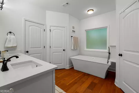 Bath - 143 Taylor Len Dr, Lagrange, GA 30240 photo 1 of 7