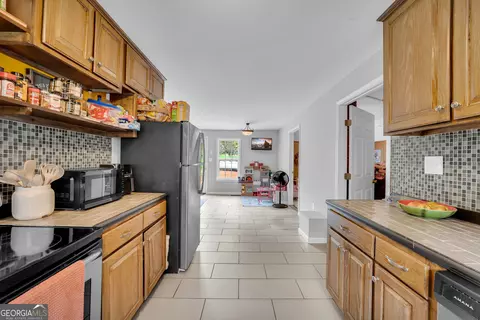 Kitchen - 5880 Highway 320, Toccoa, GA 30577 photo 2 of 2