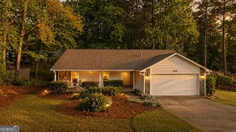 240 Kristie Ln, Roswell, GA 30076