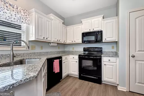 Kitchen - 1424 Silvergate Way, Winder, GA 30680 photo 2 of 2