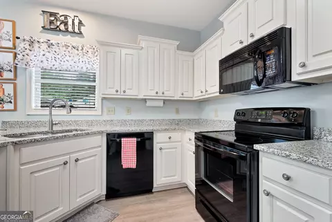 Kitchen - 1424 Silvergate Way, Winder, GA 30680 photo 1 of 2