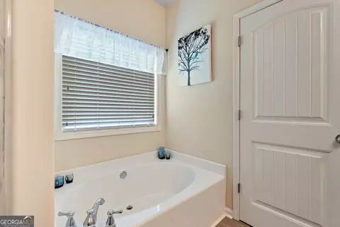 Bath - 1424 Silvergate Way, Winder, GA 30680 photo 3 of 3