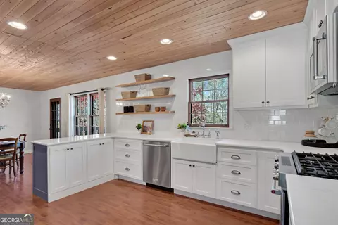 126 E Lake Dr, Roswell, GA 30075