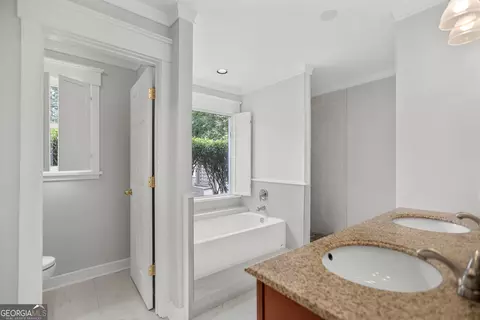 Bath - 114 Wellington Dr, Lagrange, GA 30241 photo 1 of 4