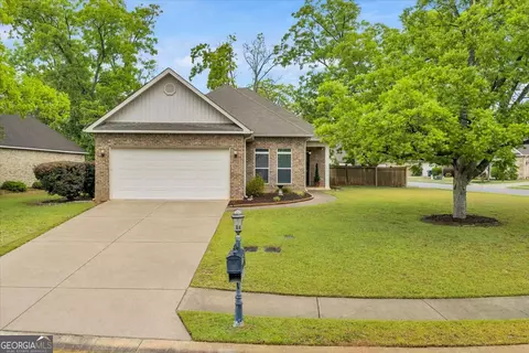 200 Greythorne Dr, Kathleen, GA 31047