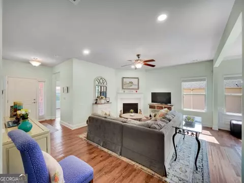 Living - 155 Carrington Dr, Commerce, GA 30529 photo 2 of 4