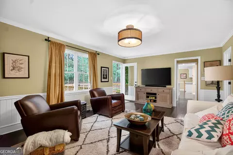 Living - 501 Ashford Cir, Lagrange, GA 30240 photo 1 of 2