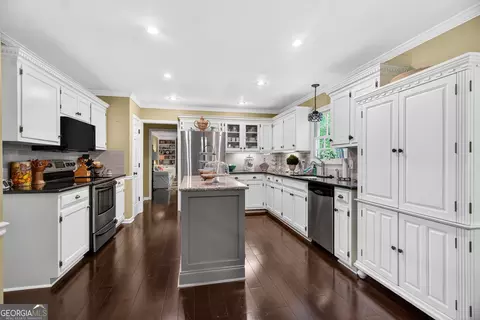 Kitchen - 501 Ashford Cir, Lagrange, GA 30240 photo 2 of 4