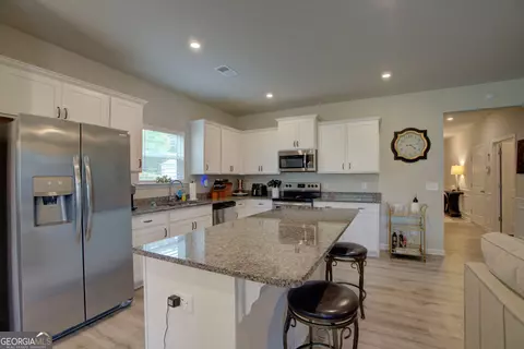 Kitchen - 3 Macintosh Dr NE, Rome, GA 30165 photo 2 of 2